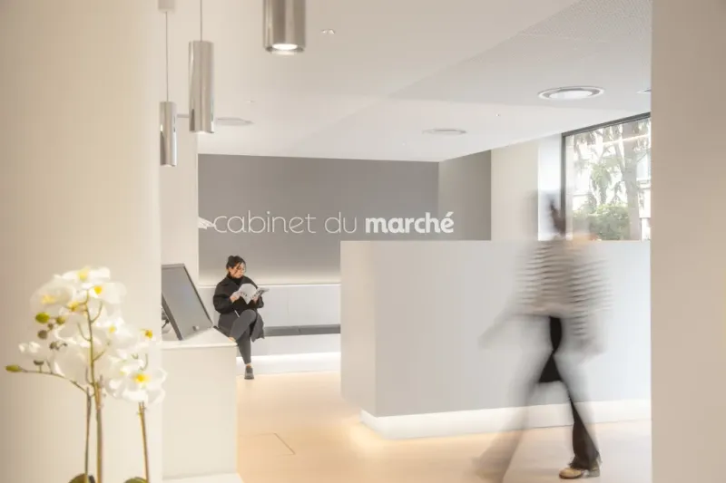 Cabinet Dentaire du Marché — couloir lumineux